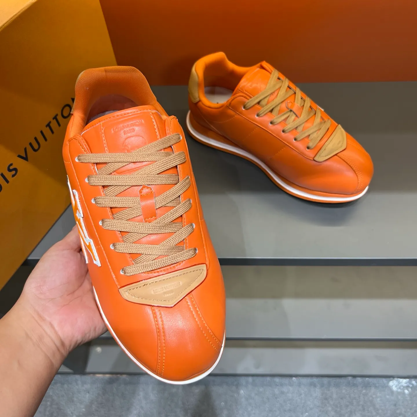P540 Size 38-45 LV 🫏The colorful interpretation of BUTTERSOFT sneakers combines sheepskin, The colorful interpretation of LV BUTTERSOFT sneakers combines sheepskin and calfskin, bringing a super soft feel. Designed by Pharrell Williams, this '60s-inspired shoe features a padded upper that's been crafted by Louis Vuitton craftsmen to further enhance the comfort of the leather. In addition to the LV initials, it features multiple signatures, including natural leather trim and an embossed pattern of Pharrell Williams and lobster on the side, referencing the Fall/Winter 2025 men’s show. A must-have artifact for fashionistas✅